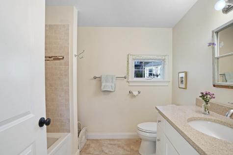 16 Frog Hollow Vineyard Haven MA 02568