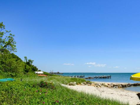 16 Frog Hollow Vineyard Haven MA 02568