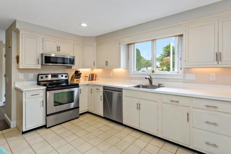 107 S Abbey Gate Barnstable MA 02635