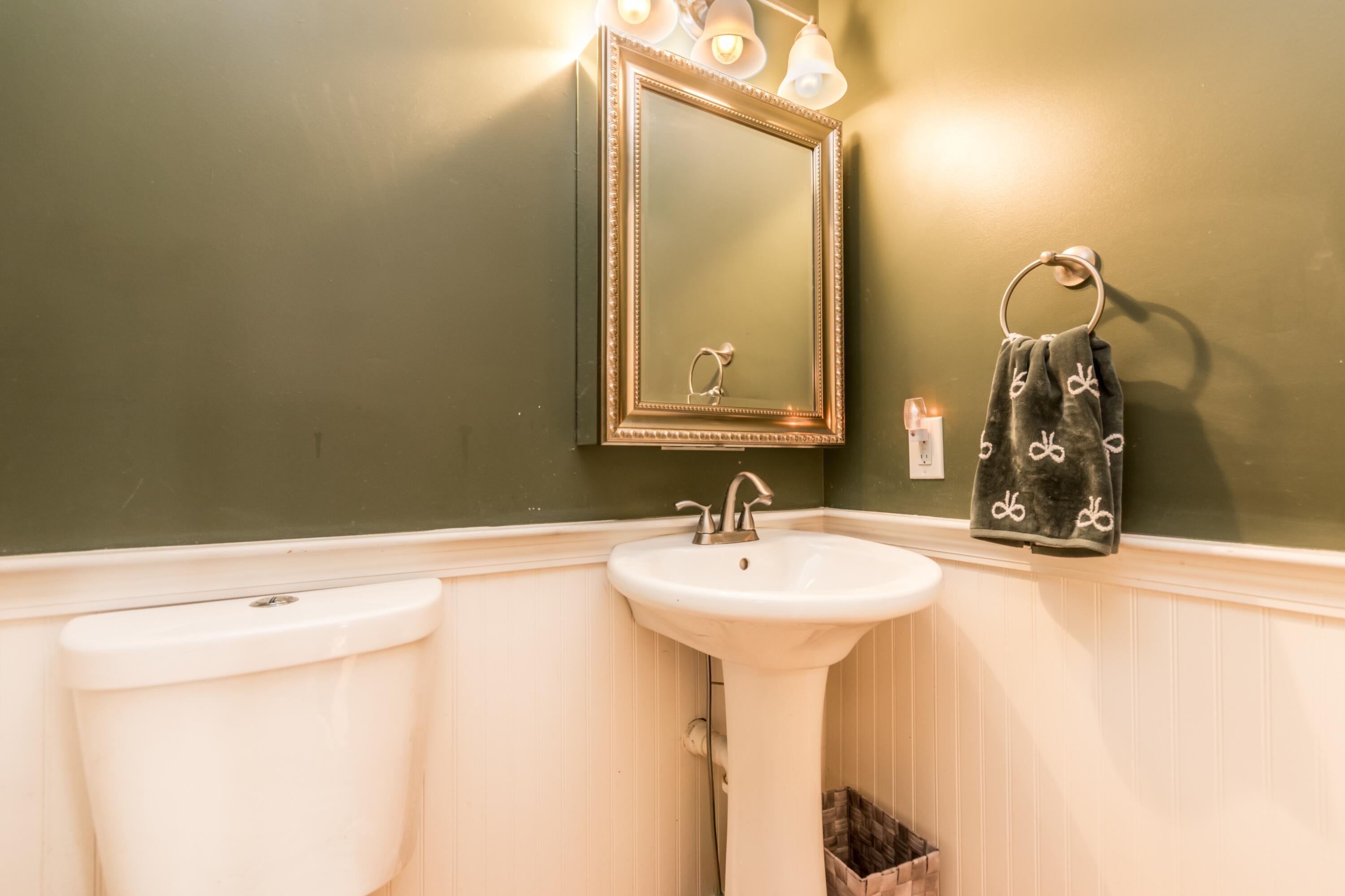 8 Hampden Road Teaticket MA 02536