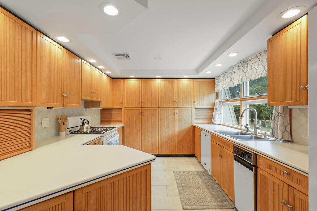 566 Shore Road Pocasset MA 02559