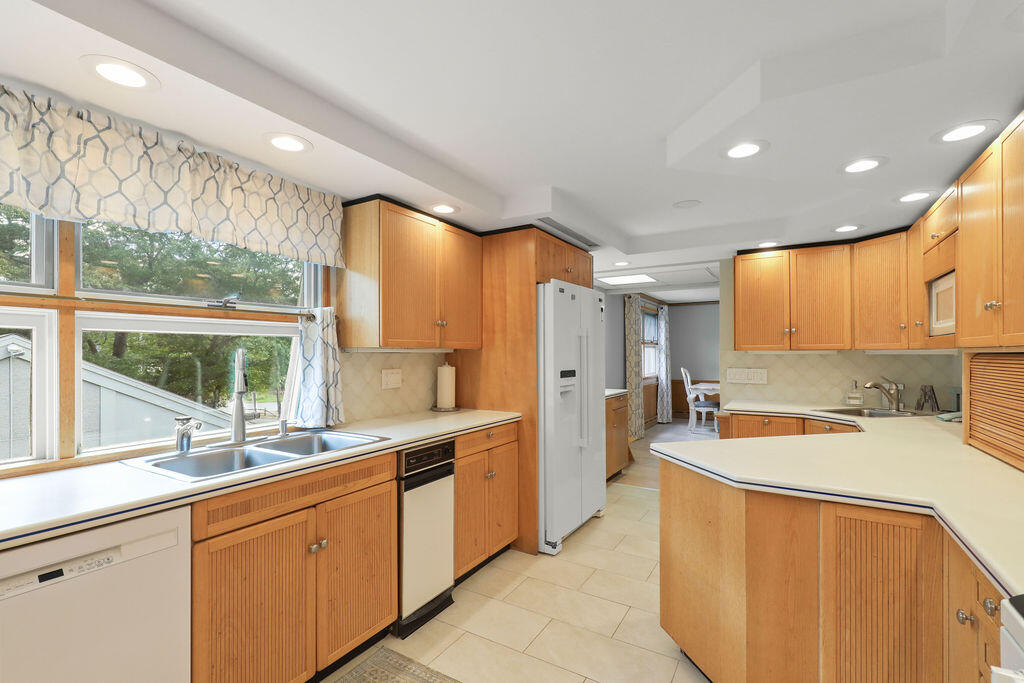566 Shore Road Pocasset MA 02559