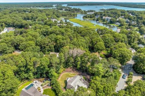 27 Running Light Way MA 02649