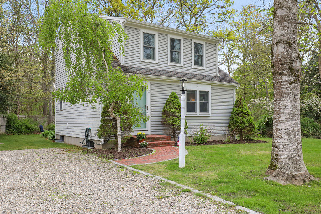 5 Deerfield Road Mashpee MA 02649