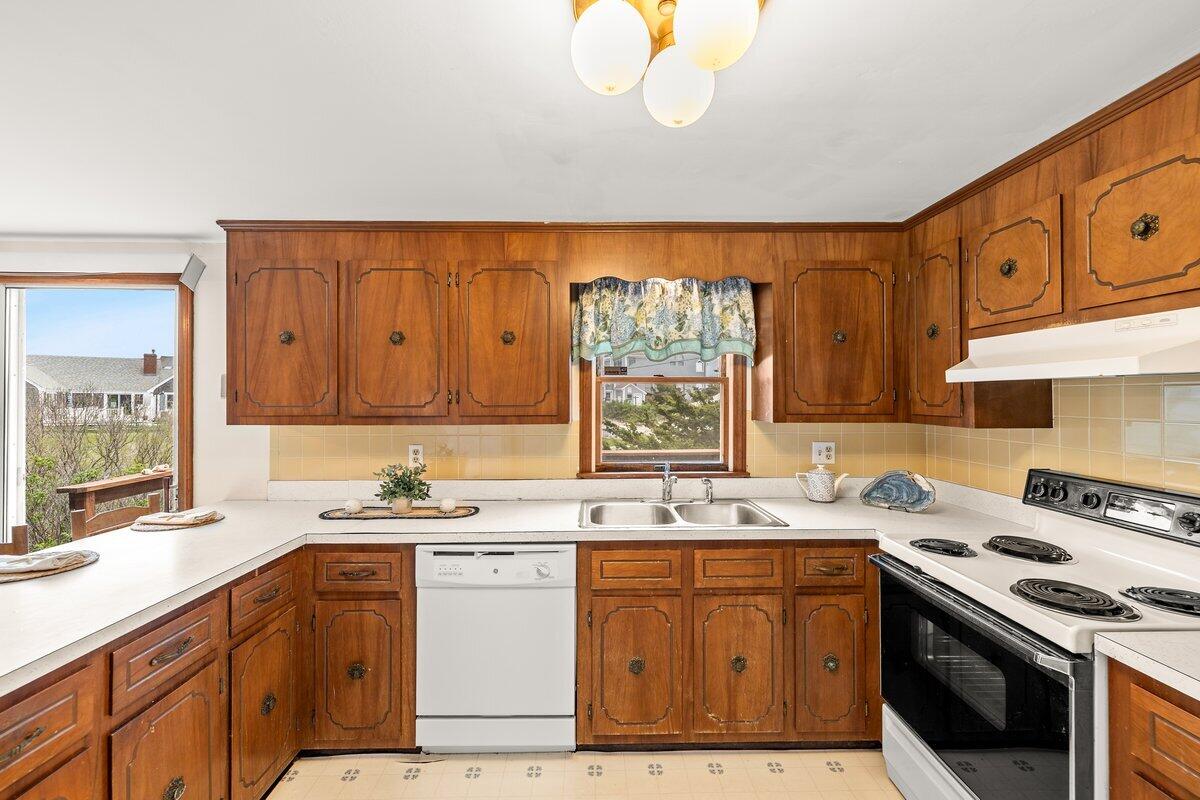 8 Babcock Lane West Dennis MA 02670