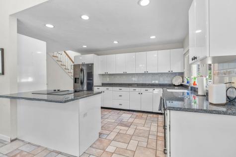 24 Bluff Avenue MA 02649