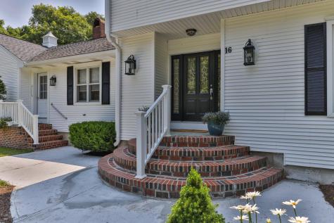 16 Robin Road Sandwich MA 02563