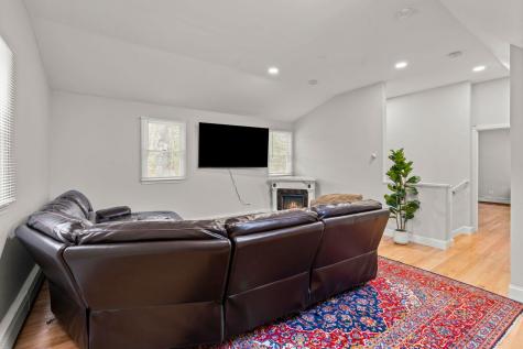 19 Moniz Way Teaticket MA 02536