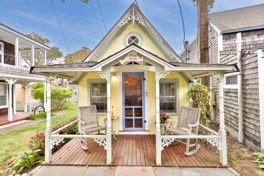 Oak Bluffs MA, 2 Lincoln Avenue Avenue