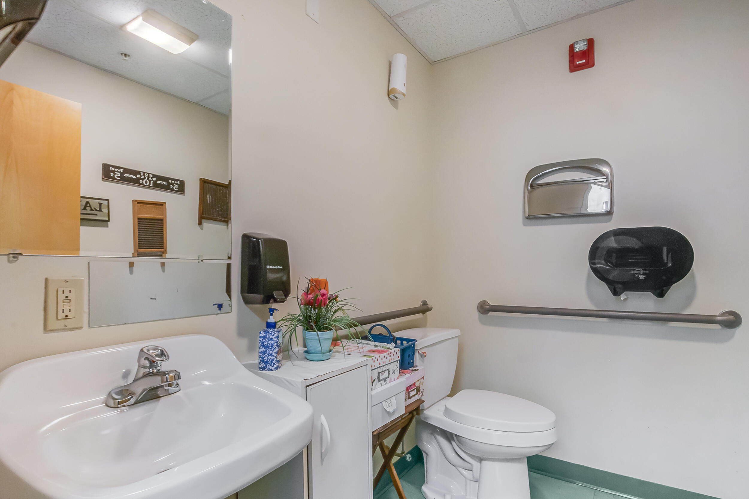 518 U.s. 1 Kittery ME 03904