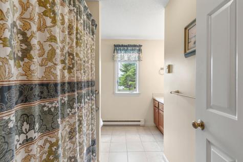 13 Colonial Way Auburn ME 04210