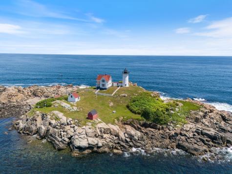 18 Woodside Meadow Road York ME 03909