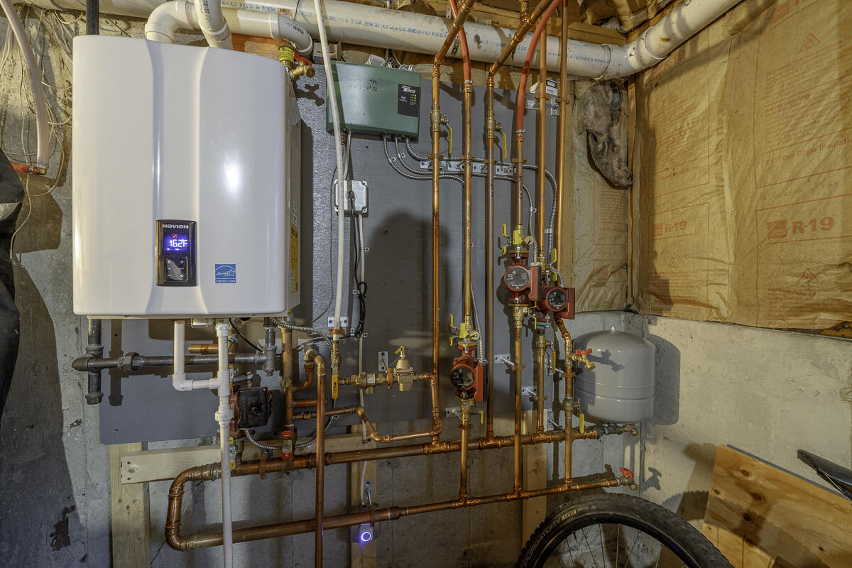 705 River Road Bowdoinham ME 04008