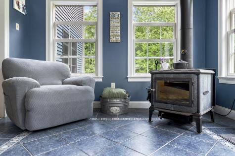 25 Amos Court Lewiston ME 04240