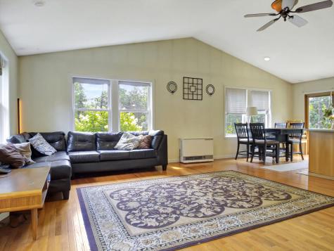 8 Pioneer Road Bowdoinham ME 04008