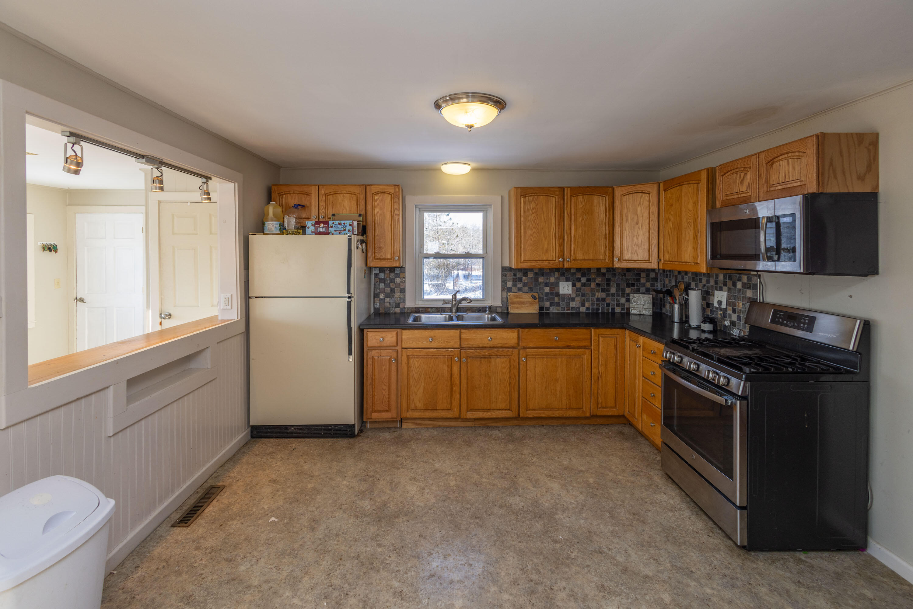 27 Lawrence Avenue Thomaston ME 04861