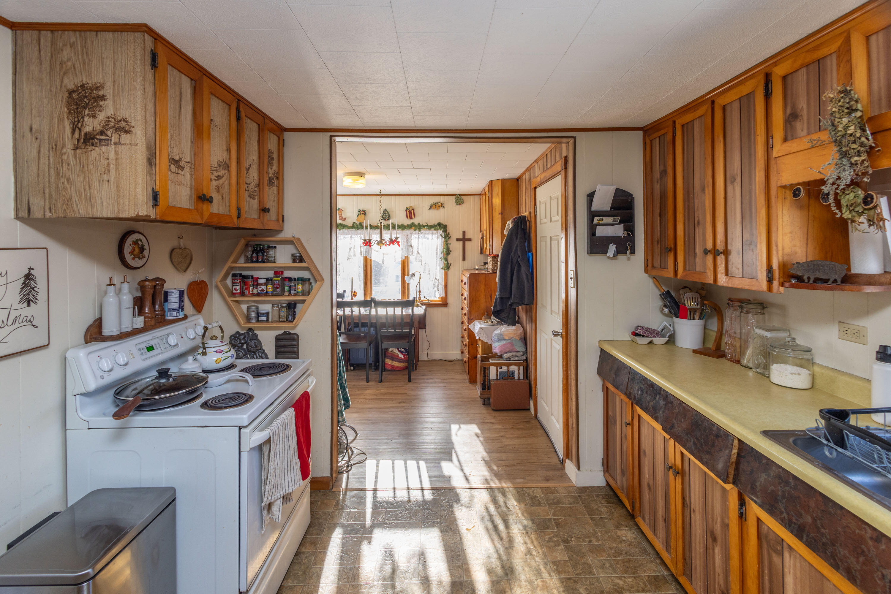 27 Lawrence Avenue Thomaston ME 04861