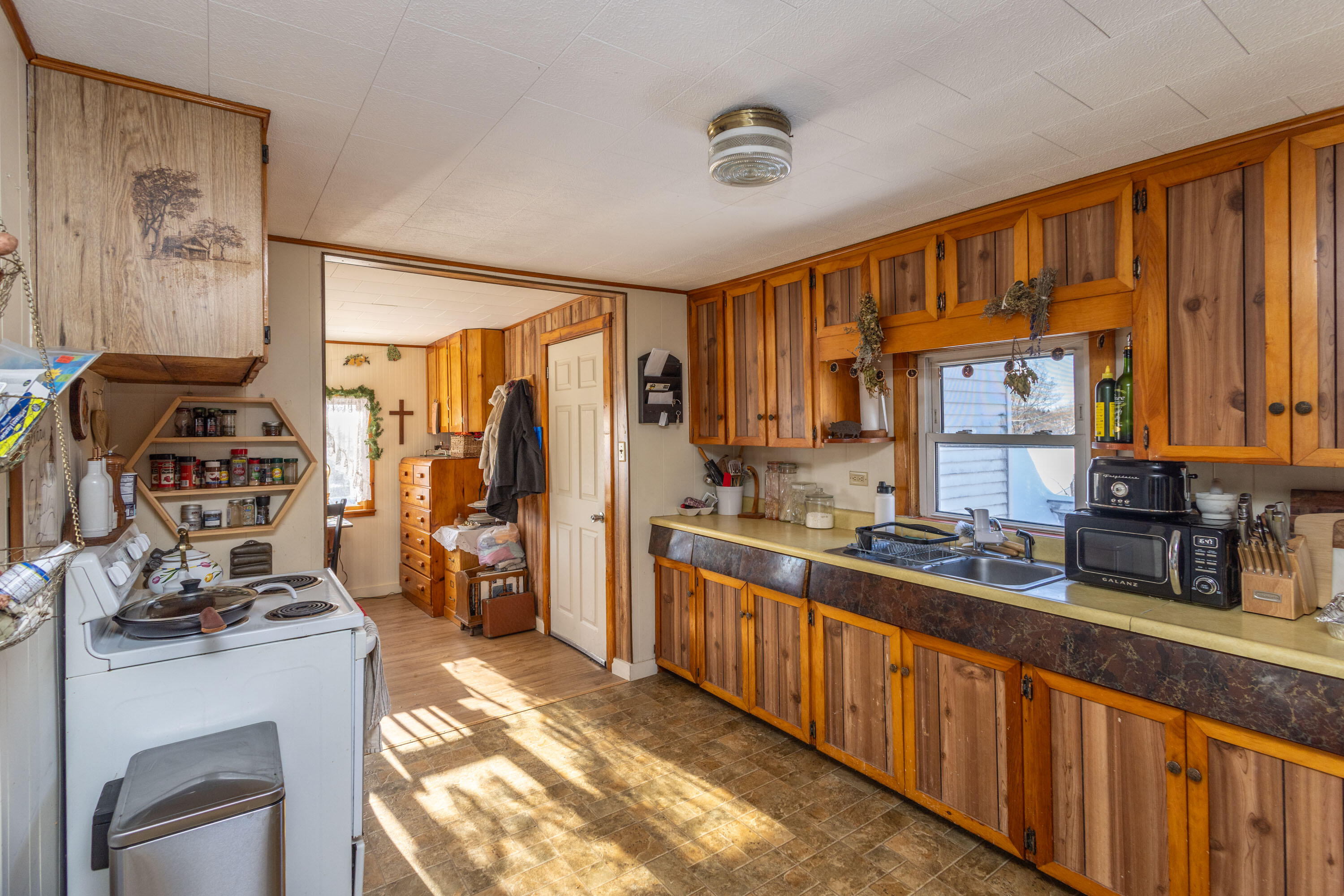 27 Lawrence Avenue Thomaston ME 04861