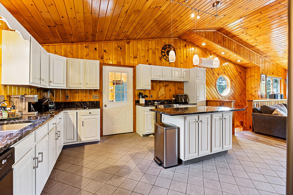 38 S Upper Narrows Lane Winthrop ME 04364