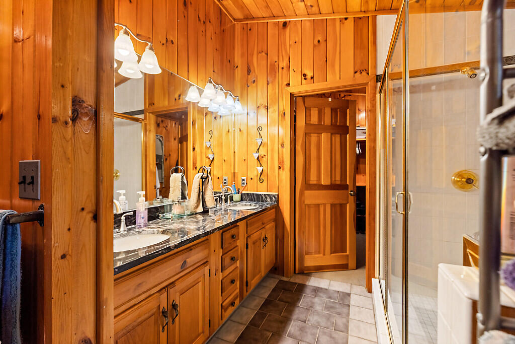 38 S Upper Narrows Lane Winthrop ME 04364