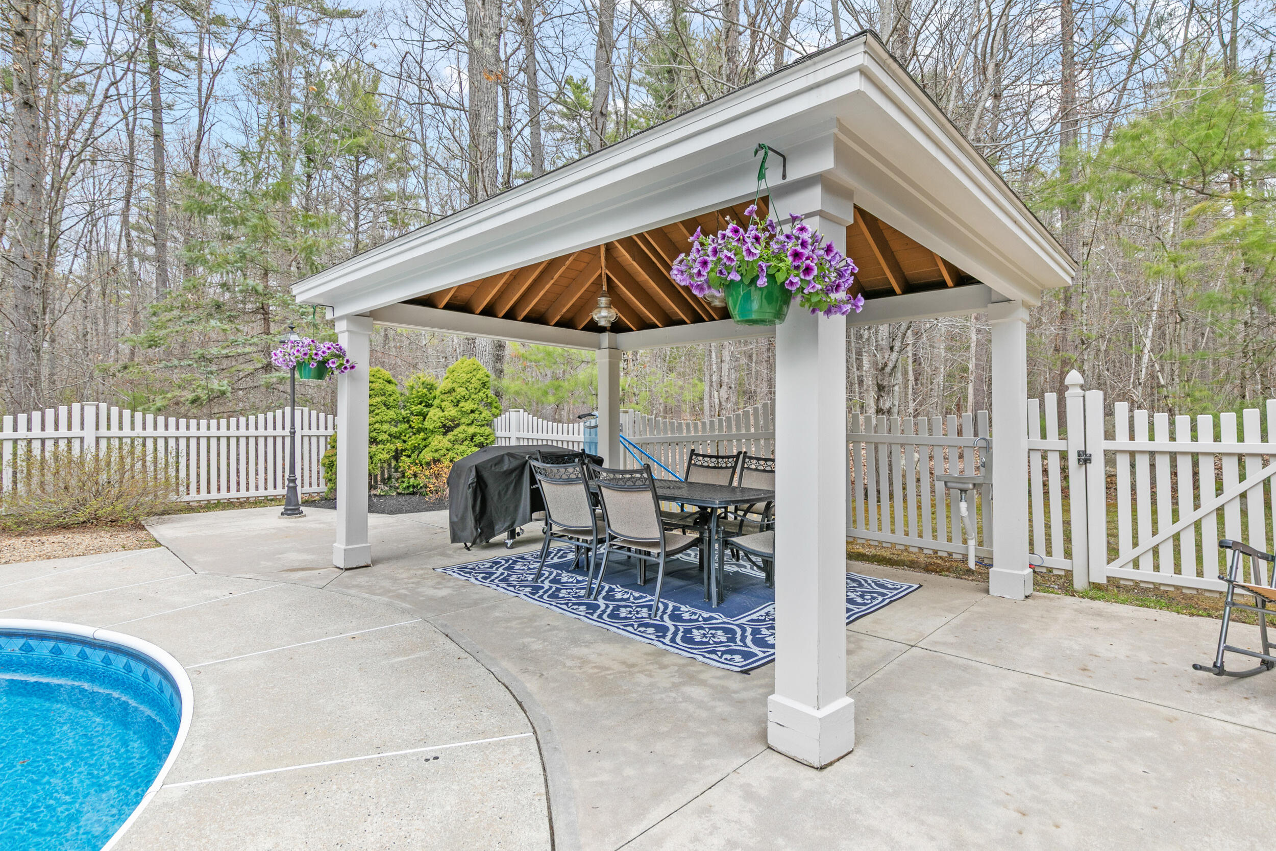 23 Casselton Road Raymond ME 04071
