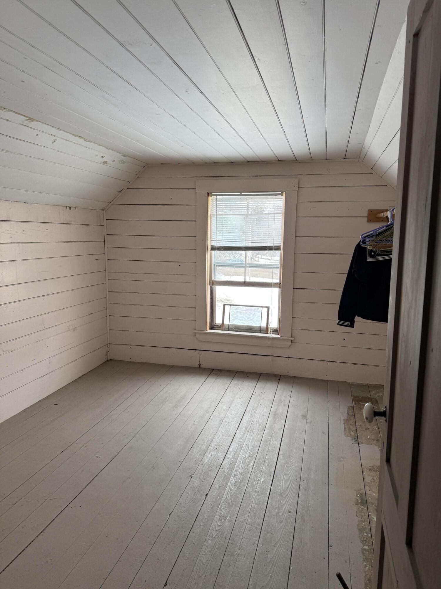 5 Nichol Street Paris ME 04281
