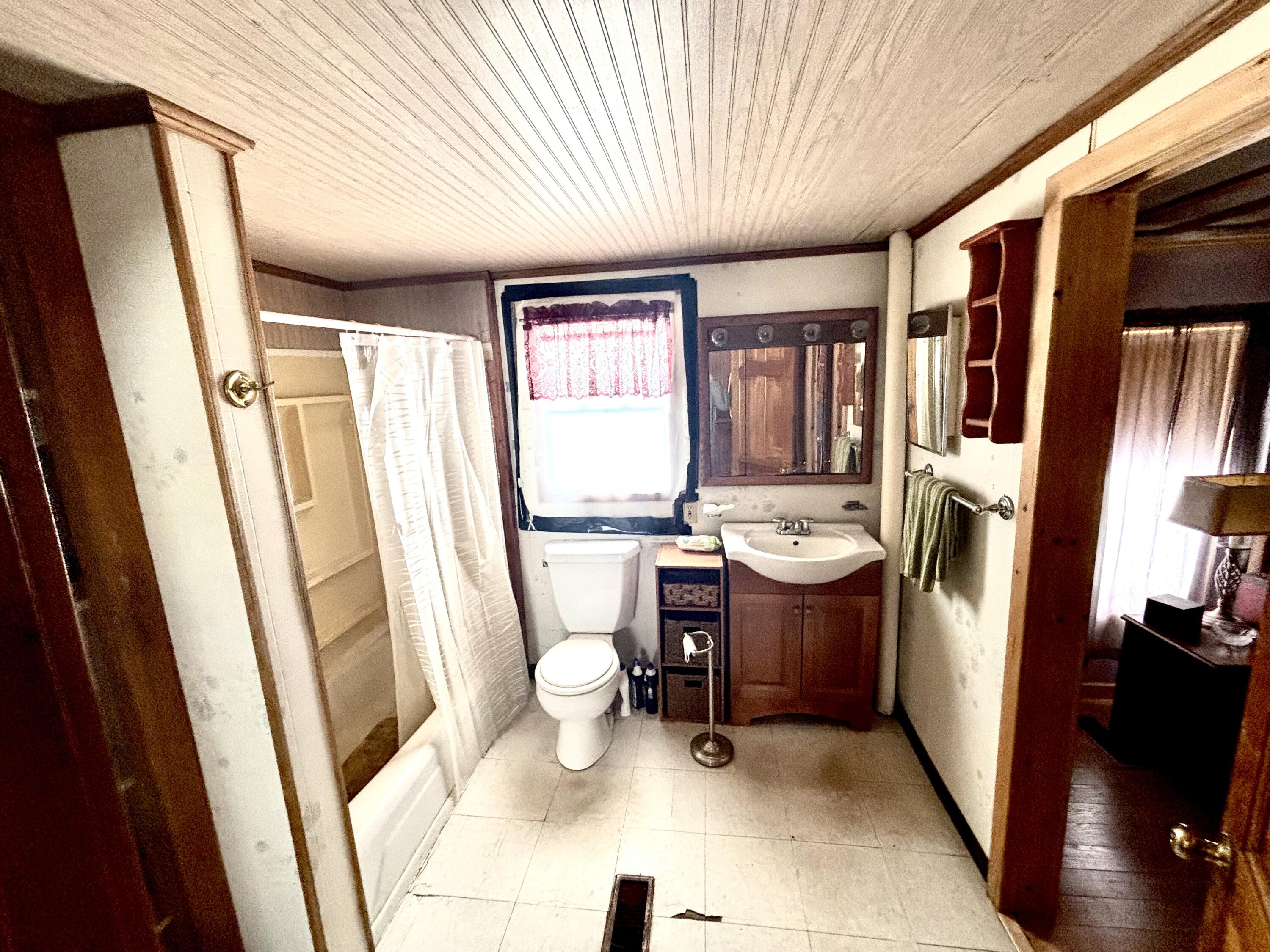 6 Horseshoe Road Medway ME 04460