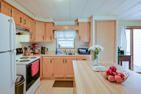 8 Bracketts Lane Bristol ME 04539