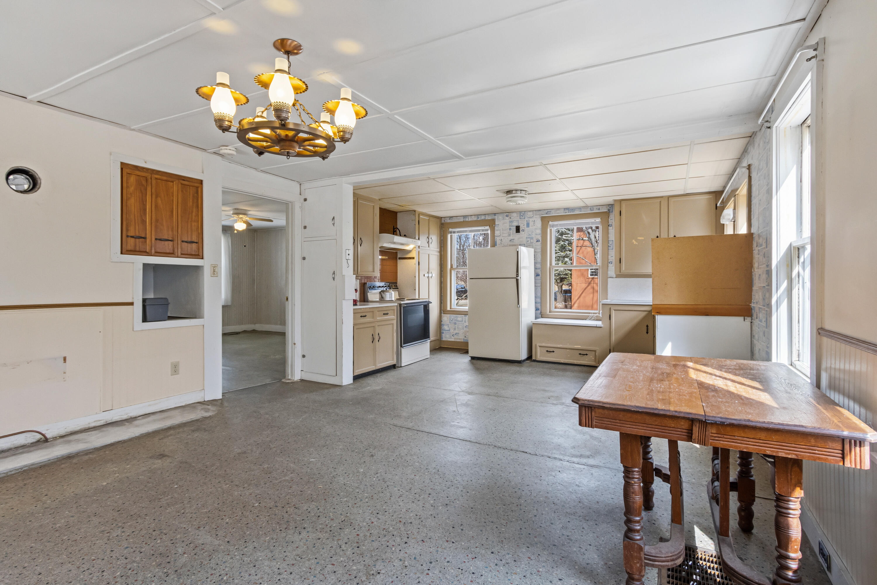982 King Street Oxford ME 04270