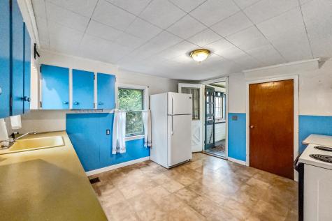 32 Amesbury Street Rockland ME 04841