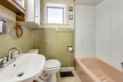 32 Amesbury Street Rockland ME 04841