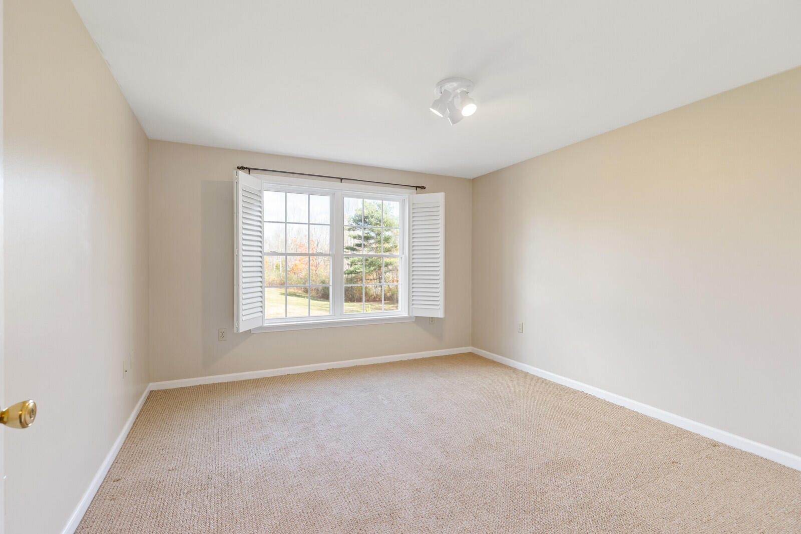 39 Knapp Lane China ME 04358