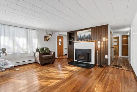 4 Thurlow Avenue Paris ME 04281