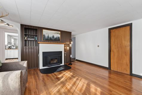 4 Thurlow Avenue Paris ME 04281