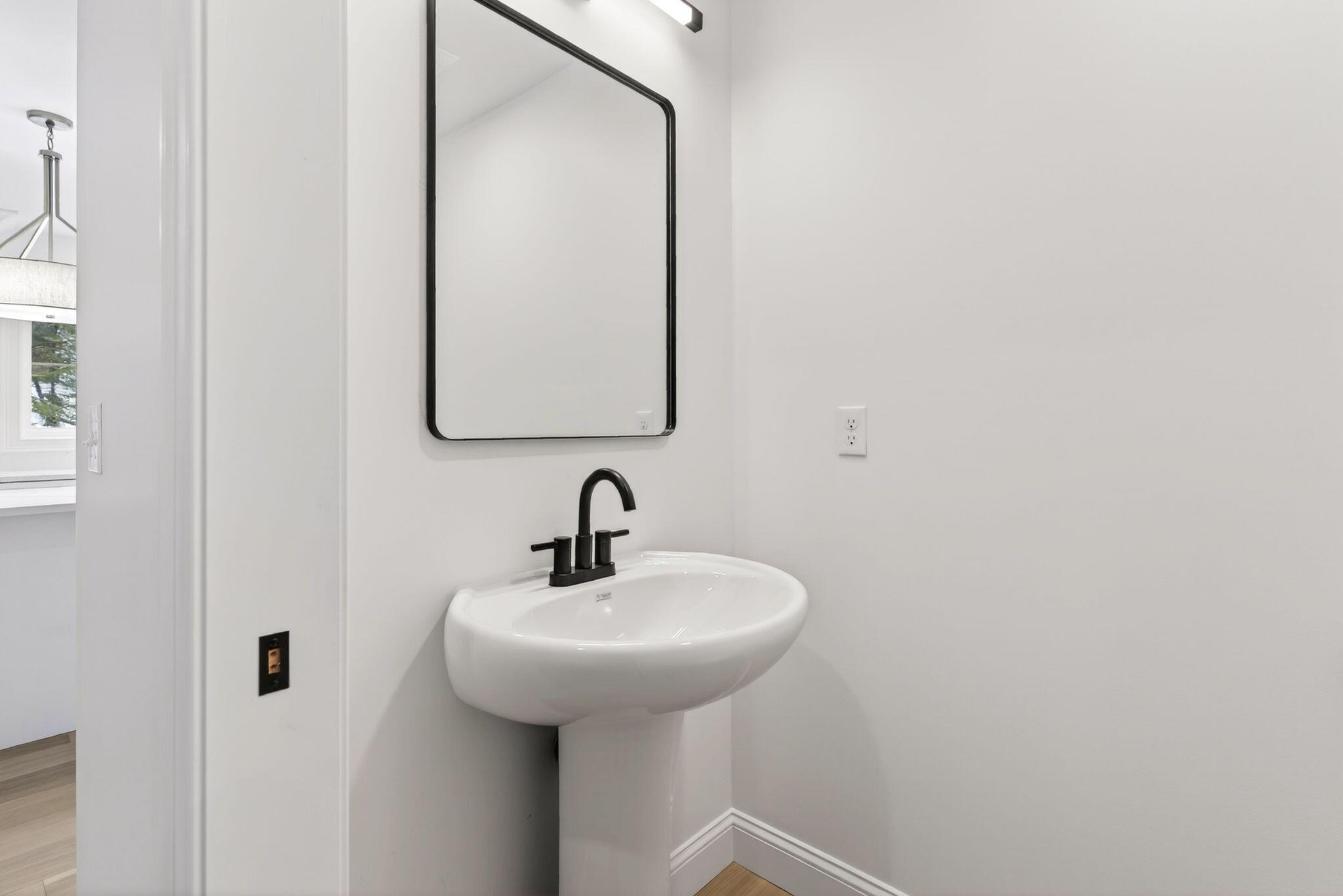 1595 U.s. 1 Route Freeport ME 04032