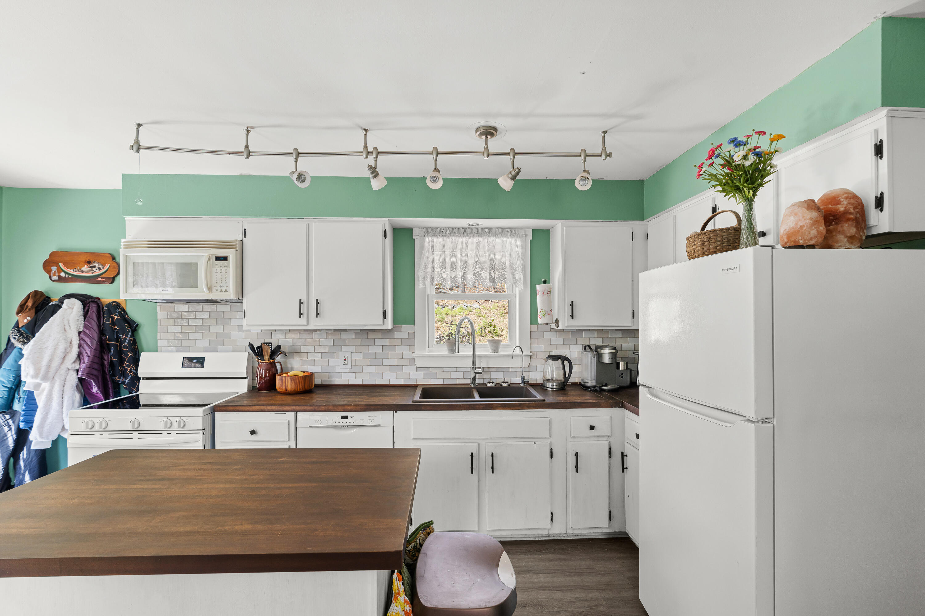 232 Mckay Road Edgecomb ME 04556