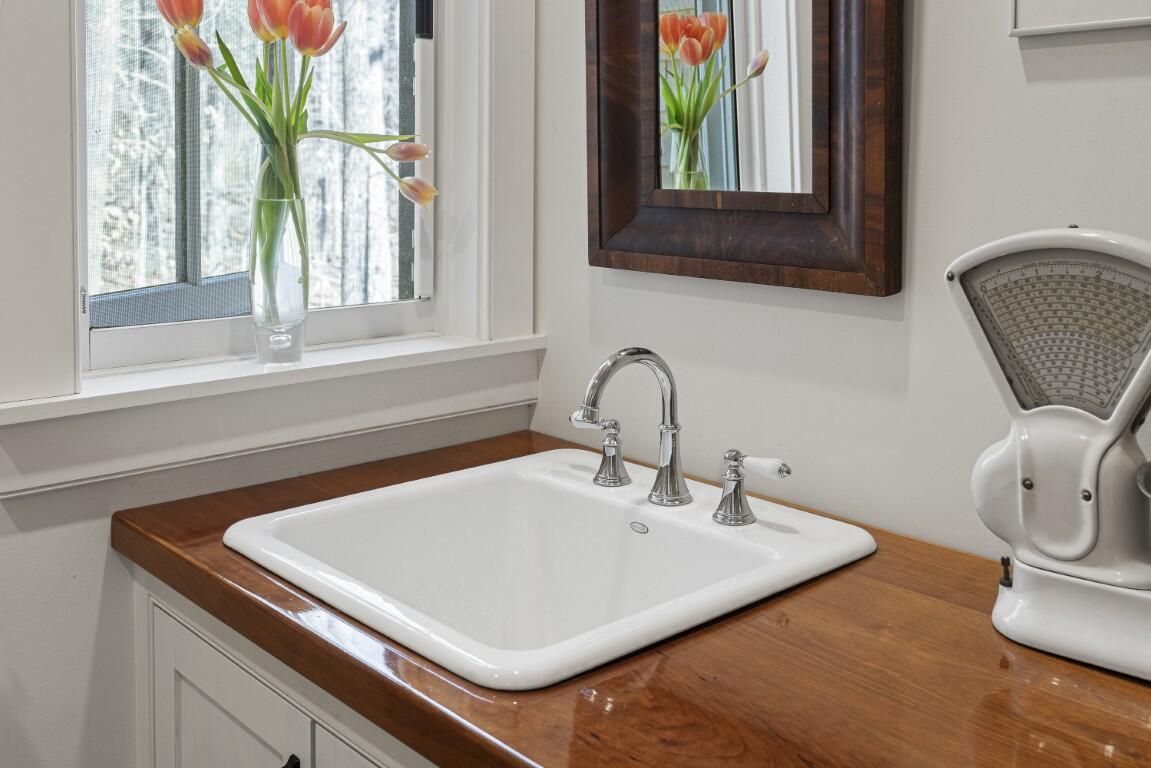 144 Merry Island Road Edgecomb ME 04556