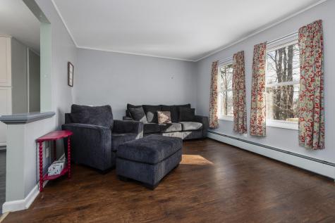 37 Mcarthur Avenue Lewiston ME 04240