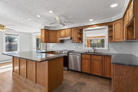 28 Coggeshall Lane Wells ME 04090