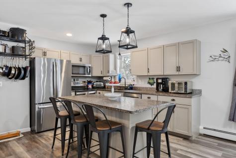 1525 Roosevelt Trail Raymond ME 04071