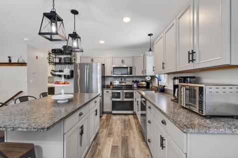 1525 Roosevelt Trail Raymond ME 04071