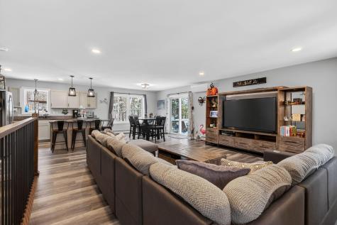 1525 Roosevelt Trail Raymond ME 04071