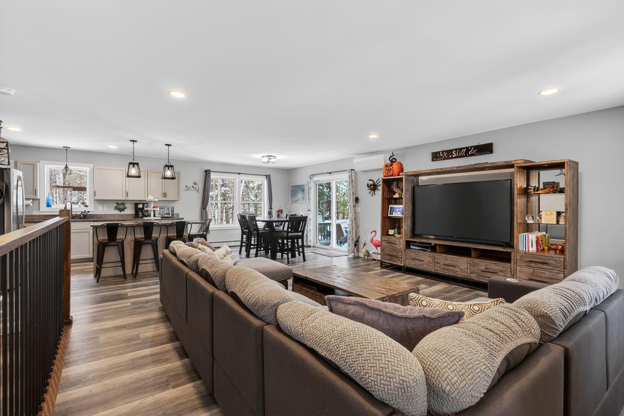 1525 Roosevelt Trail Raymond ME 04071