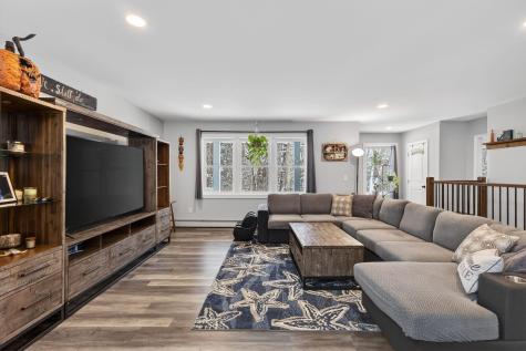 1525 Roosevelt Trail Raymond ME 04071