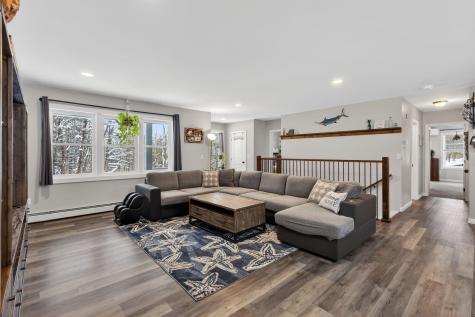 1525 Roosevelt Trail Raymond ME 04071