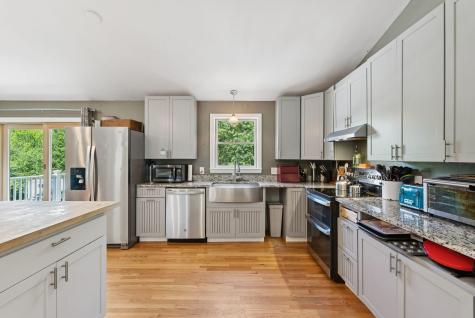 1569 Roosevelt Trail Raymond ME 04071