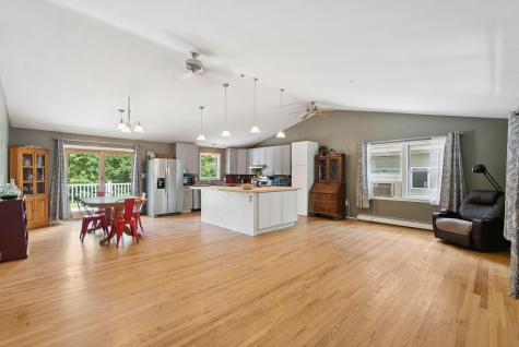 1569 Roosevelt Trail Raymond ME 04071