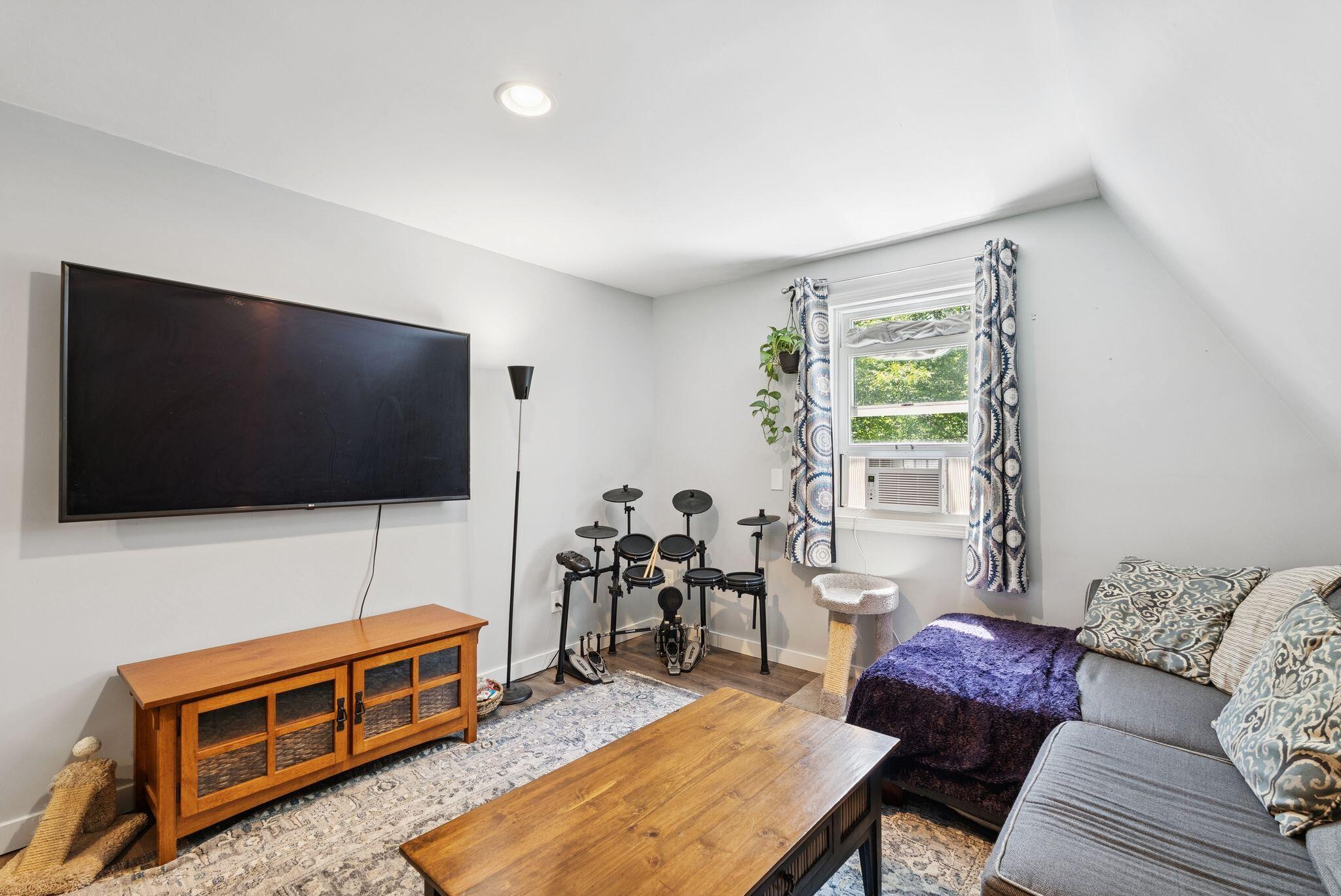 1569 Roosevelt Trail Raymond ME 04071