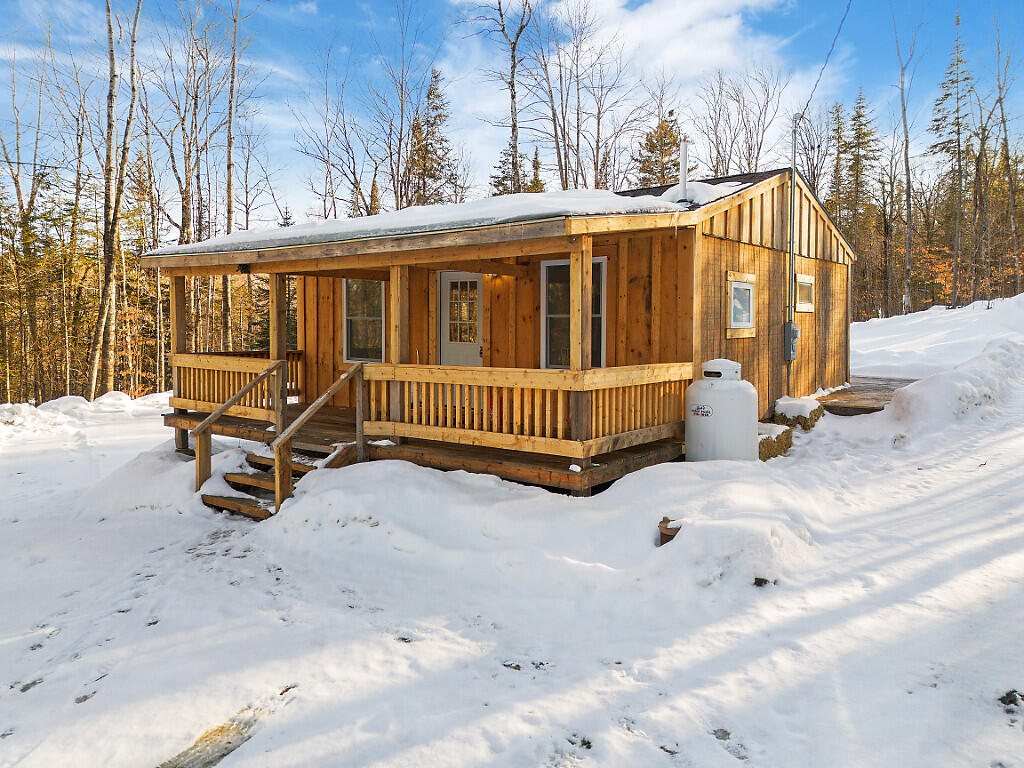 8 Magnolia Lane Starks ME 04938