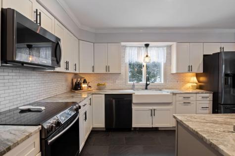 15 Monroe Drive Naples ME 04055